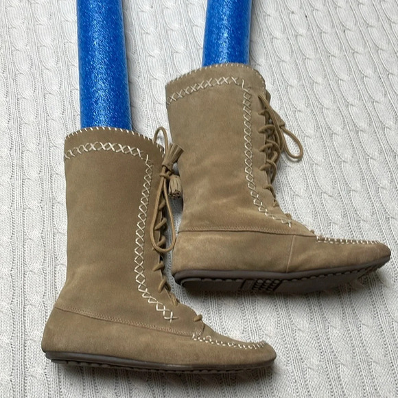 Lands’ End Sz 5 suede moccasin boots. Laces Sherpa lining. 11” tall “x” detail - Picture 7 of 13